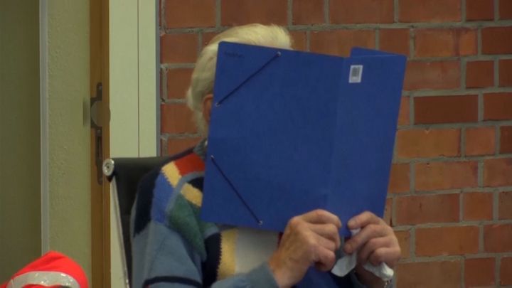 Ve 100 letech před soudem. Josef S. byl u tisíců krutých vražd, tvrdí obžaloba; Zdroj foto: Asociated Press