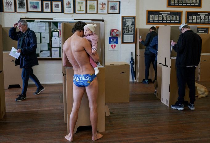 Záběr z volební místnosti na Bondi Beach v Sydney, Austrálie, 21. května