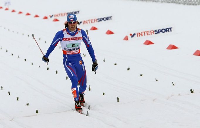 Aleš Razým projíždí cílem semifinále sprintu dvojic. Už ví, že do finále mezi deset nejlepších týmů s Martinem Jakšem nepostoupí.