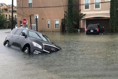 Texas se topí, městu Houston hrozí nové záplavy. Stav nouze vyhlásila i Louisiana