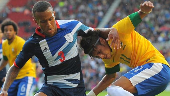 Neymar v akci v zápase s Velkou Británií