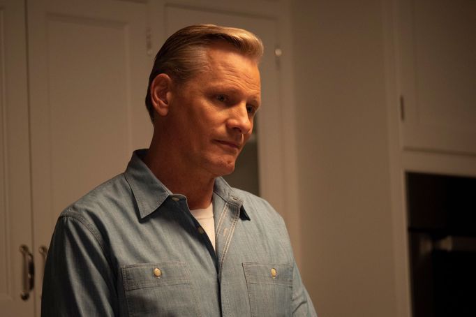 Viggo Mortensen v roli Johna.