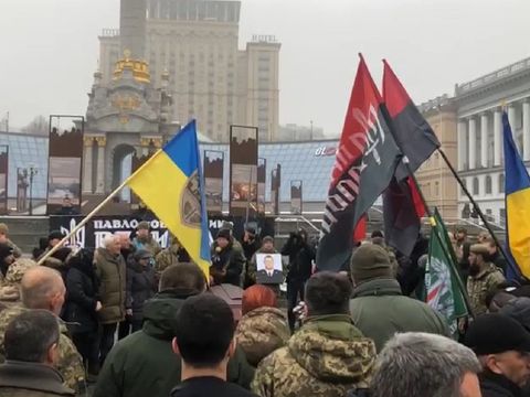 Rakev na náměstí, prapory a pokleknutí. Kyjev se rozloučil s padlým hrdinou