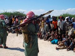Radikální milice Šabáb na okraji Mogadiša. Předvádějí svoji výstroj civilistům. Listopad 2008