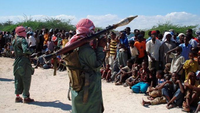 Radikální milice Šabáb na okraji Mogadiša. Předvádějí svoji výstroj civilistům. Listopad 2008