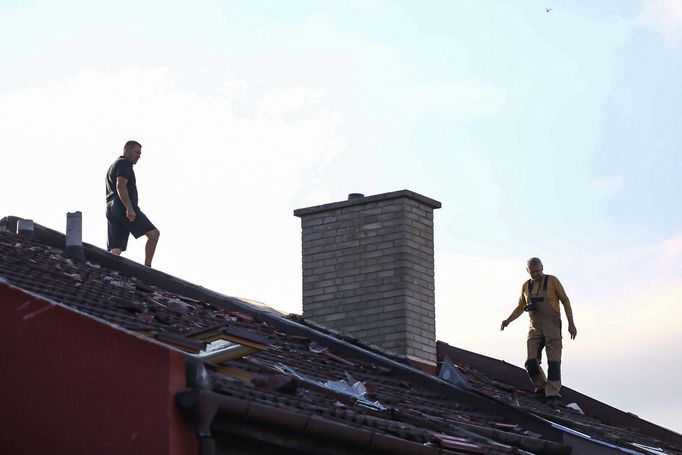 V pátek ráno byla poprvé v denním světle vidět zkáza, jakou ničivá bouře v jihomoravských vesnicích napáchala (na snímku je Moravská Nová Ves).