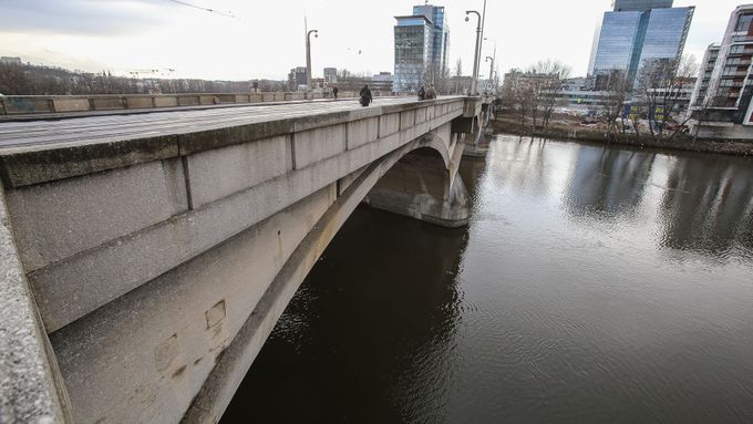 Podle nové zprávy je potřeba Libeňský most k dodržení dosavadní zatížení kompletně zrekonstruovat, nebo postavit nový most, říká Dolínek.