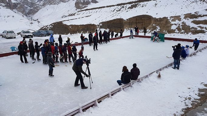 Dominik Hašek učí hrát hokej děti v Malém Tibetu