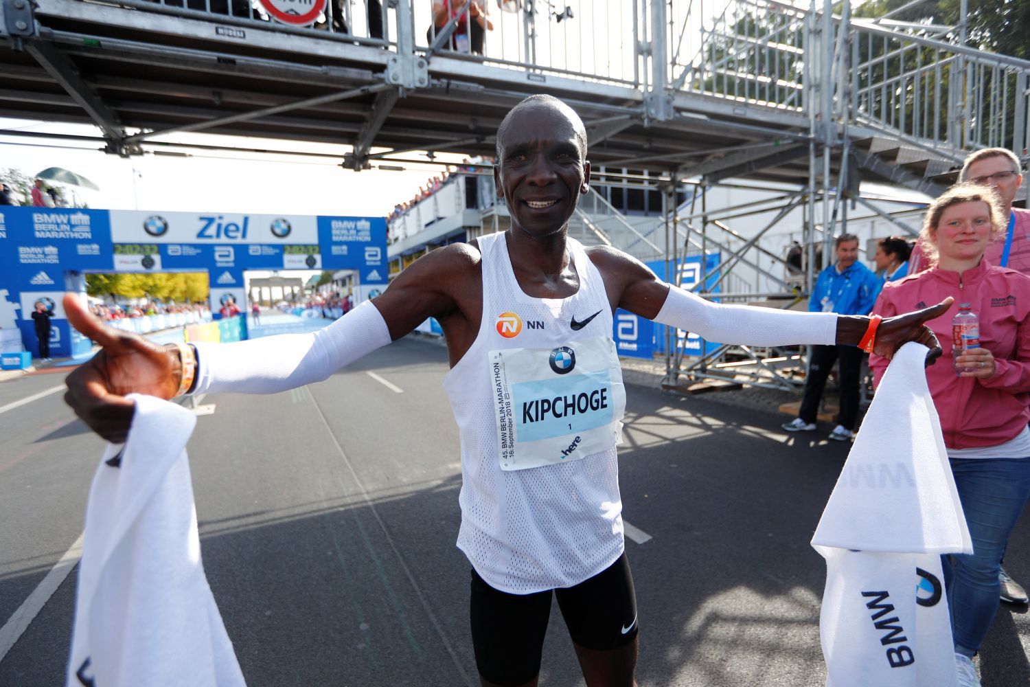 Eliud Kipchoge slaví vítěství v Berlínském maratonu