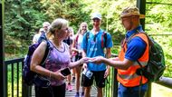 Nadšené davy i dlouhé fronty. Po třech letech se znovu otevřela Edmundova soutěska, lidé z celého Česka i světa, včetně turistů z Německa, Polska, Španělska či Indie, si v Hřensku vystáli frontu na lístky do znovuotevřené soutěsky, kterou v roce 2022 zdevastoval požár.