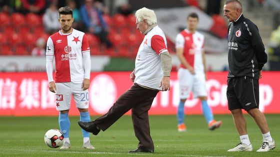 Čerstvě 80letý Jan Lála otevřel slavnostním výkopem ligový zápas s Bohemians 1905. Na konci duelu se radovali také Sešívaní.