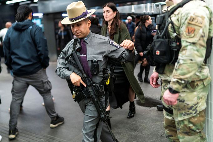 Policista státu New York hlídkuje v blízkosti příslušníka Národní gardy státu New York u vchodu do metra.