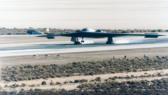 Bombardér B-2 stealth za 500 mil. USD přistál na Edwardsově základně po startu z Palmdale a dvouhodinovém letu nad Mohavskou pouští, 17. července 1989.