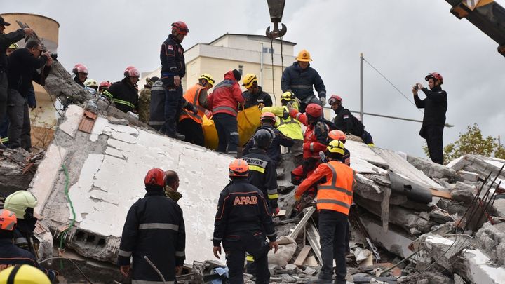 Záchranáři v Albánii našli další mrtvé, zemětřesení má 46 obětí