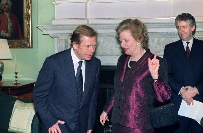 Václav Havel naslouchá 21. března 1990 v Londýně britské premiérce Margaret Thatcherové.