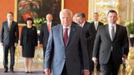 Přichází hlavní ceremoniář a zároveň Václav Klaus.