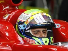 Felippe Massa při výjezdu z garáží Ferrari v Malajsii. Po svém návratu z kvalifikace vypadl