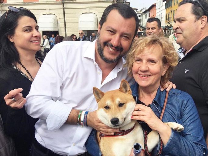 Matteo Salvini se svými příznivci.