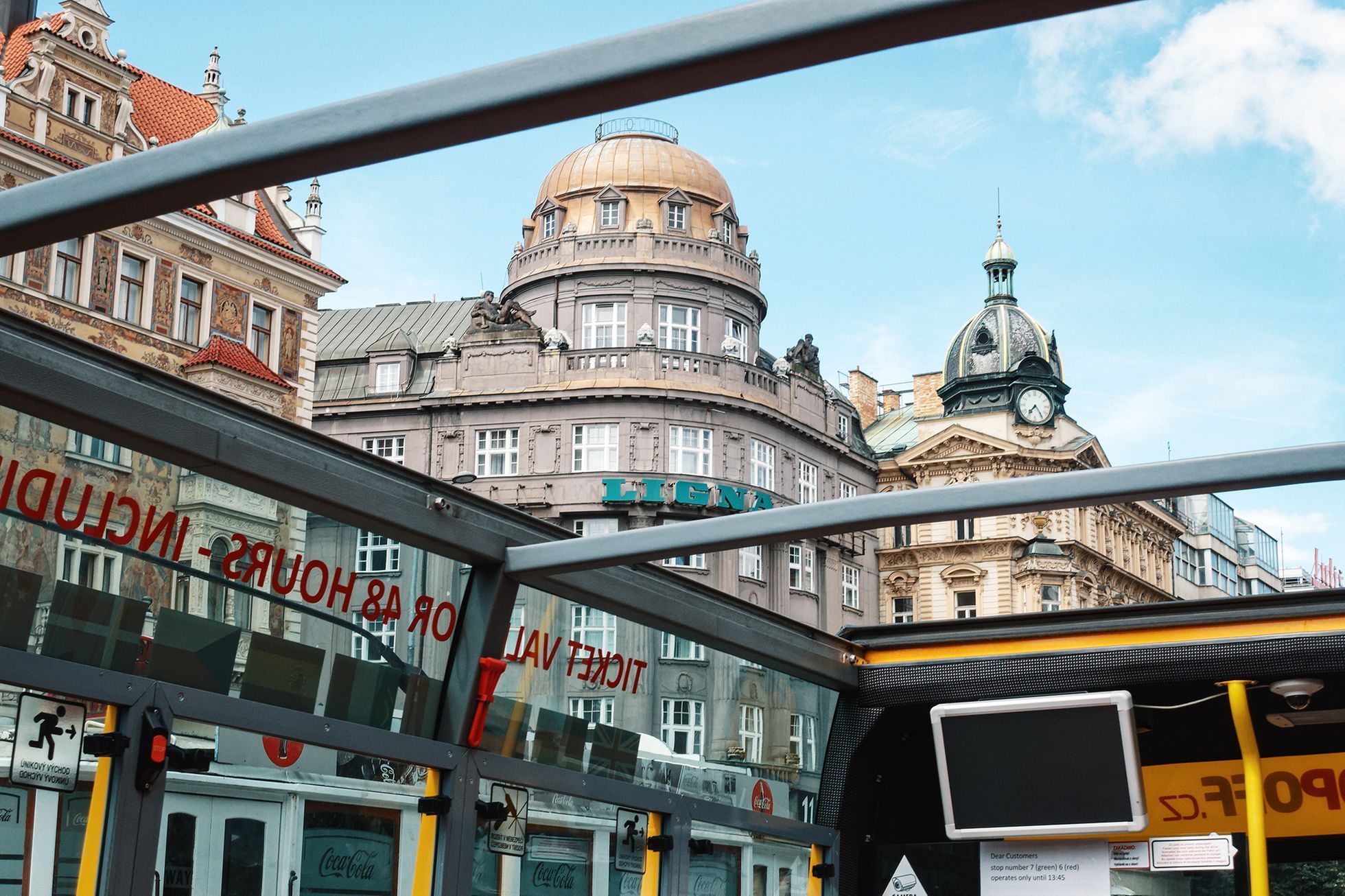 Praha viděná z Hop On busu: krásné památky, Kafka, pivo, rum i sexshopy