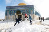 Sníh k velké radosti malých dětí zasypal i Jeruzalém. Na Chrámové hoře stavěly sněhuláka.