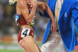 Vyčerpaná Marta Dominguez v cíli běhu na 3000 metrů steeplechase na olympijských hrách v Pekingu 2008.