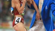 Vyčerpaná Marta Dominguez v cíli běhu na 3000 metrů steeplechase na olympijských hrách v Pekingu 2008.