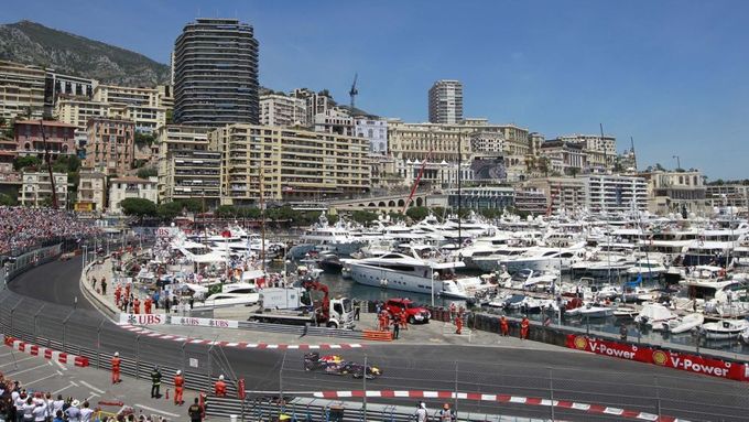 Vettel dostal za triumf v Monaku i polibek od snoubenky knížete Alberta