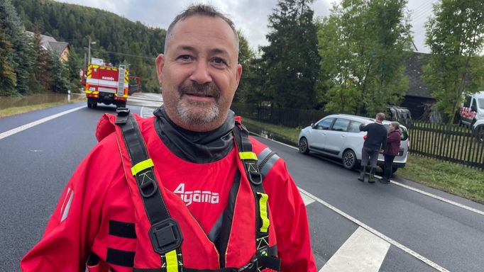 Hasič Miroslav Sedláček, který s dalšími kolegy zachraňoval ženu nedaleko Krnova z domu, na který se valila voda