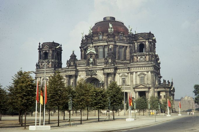 Berlínský dóm na Muzejním ostrově, Berlín, 1961. Fotografie zachycuje období rozděleného města během studené války.