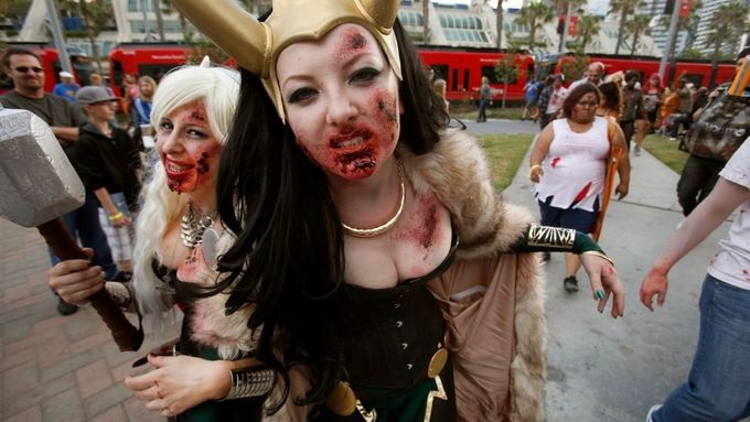 Fanoušci převlečení na zombie ke Comic Conu patří.