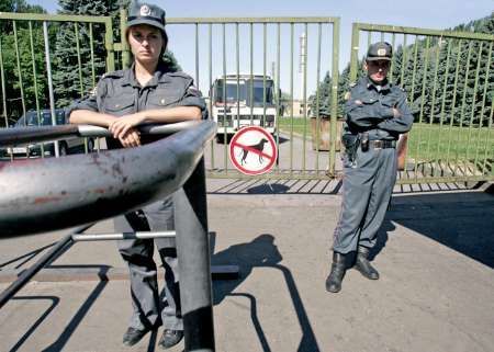 Ruští policisté stráží G8