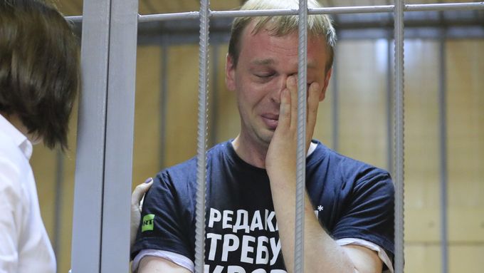Ivan Golunov za mřížemi. Zřejmě mu podstrčili drogy.