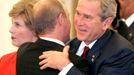 Prezident USA Bush a premiér Ruska Putin v objetí v Pekingu.