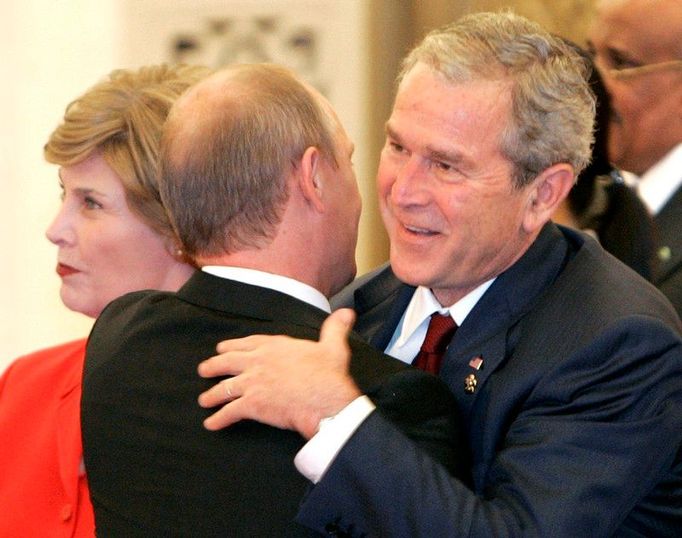 Prezident USA Bush a premiér Ruska Putin v objetí v Pekingu.