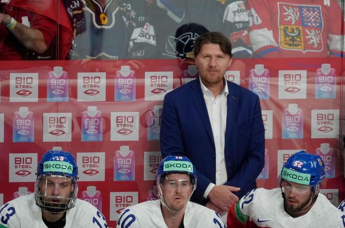 Martin Erat na české lavičce v zápase Česko - Kazachstán na MS 2023