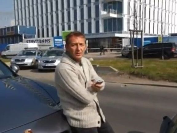 Roman Janoušek na záběrech televize Prime bezprostředně po nehodě.