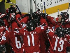 Hokejisté Kanady slaví titul mistra světa, který si vybojkovali ve finále s Finskem.
