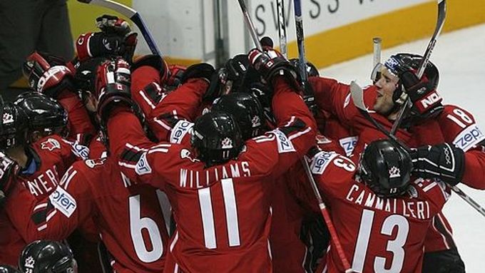 Hokejisté Kanady slaví titul mistra světa, který si vybojkovali ve finále s Finskem.