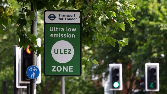 Označení nízkoemisní zóny v Londýně.