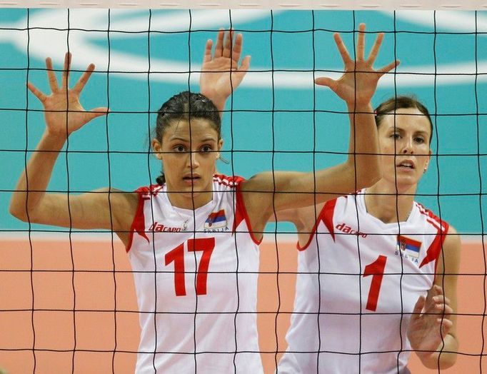 Volejbal. Srbky Stefana Veljkovičová (vlevo) a Jelena Nikoličová brání na síti v sobotním utkání proti Kazachstánu.