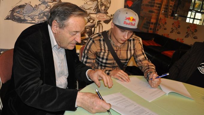 Ruský závodník Emil Sajfutdinov (vpravo) při podpisu smlouvy s Jawou.