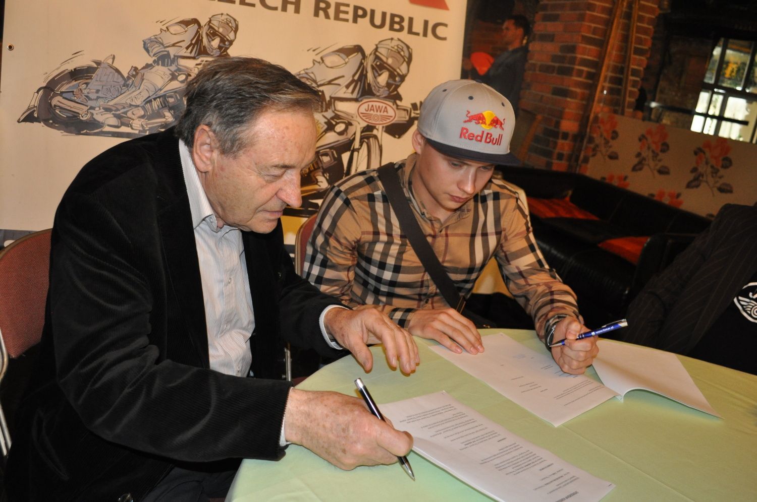 Emil Sajfutdinov při podpisu smlouvy s Jawou.