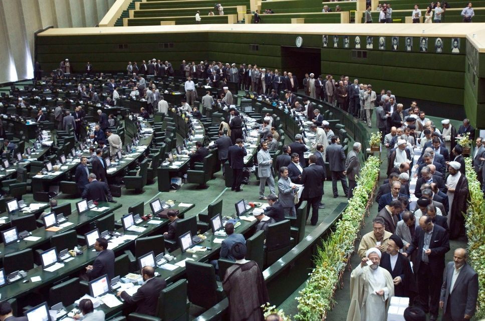 Íránský parlament v hlasování o důvěře schválil 18 z 21 ministrů nové vlády, kterou navrhl prezident Mahmúd Ahmadínežád.