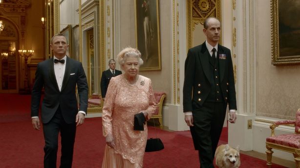Pro olympiádu v Londýně roku 2012 vznikl krátký film, v němž Daniel Craig jako James Bond vyzvedává královnu Alžbětu II.