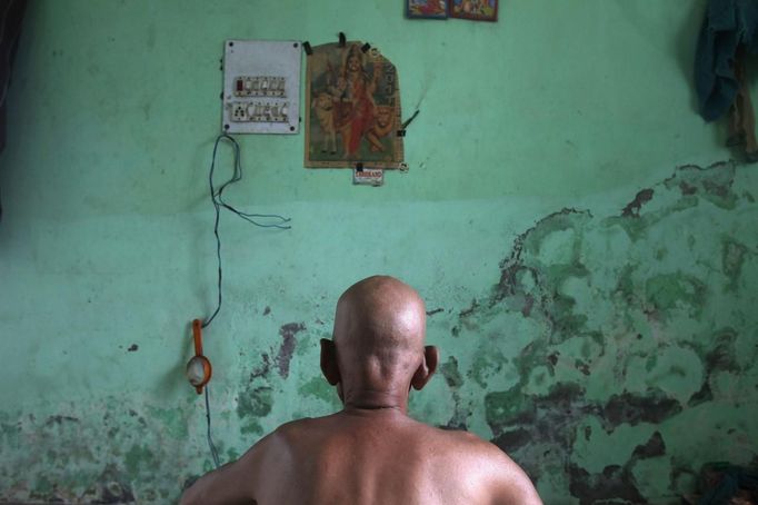 Mahesh Chaturvedi, 63, who dresses up like Mahatma Gandhi, is seen at his residence in the outskirts of New Delhi October 23, 2012. Chaturvedi says that the soul of Gandhi resides in him and he has been sent to continue the work of Father of the Nation. After his self proclaimed transformation in 2002 as Gandhi, Chaturvedi has been travelling extensively and plays up to his startling resemblance to Gandhi at protests and demonstrations. Picture taken October 23, 2012. REUTERS/Mansi Thapliyal (INDIA - Tags: SOCIETY) Published: Lis. 26, 2012, 3:53 dop.