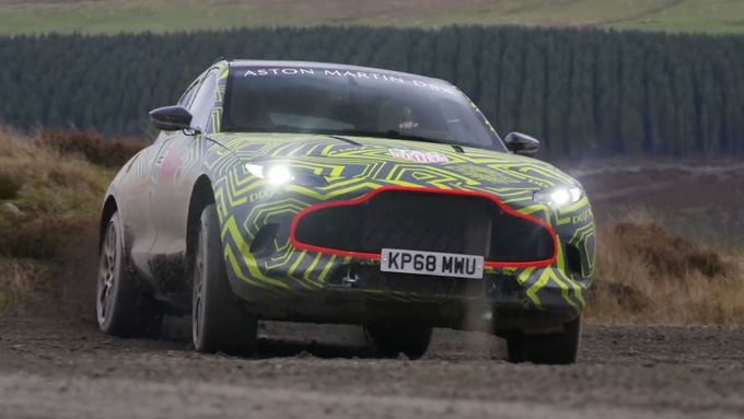 Podívejte se, jak za volantem prototypu DBX řádí šéfinženýr Astonu Matt Becker.