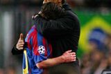 Barcelonský kouč Frank Rijkaard (vpravo) objímá svého hráče Lionela Messiho, který kvůli zranění musel opustit trávník přízápase s Chelsea.