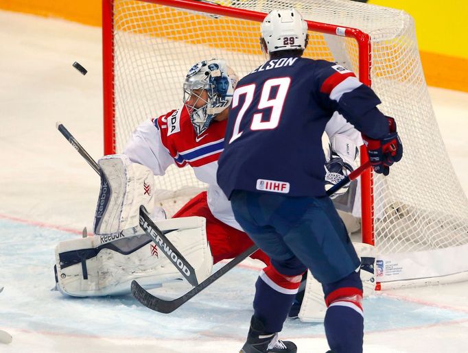 MS 2015, Česko-USA: Ondřej Pavelec inkasuje gól na 0:1; sleduje Brock Nelson (29)