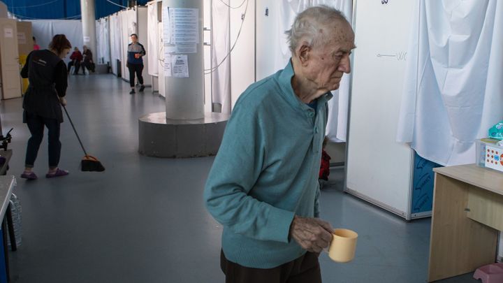 Stařence zbyla jediná hůl, zůstala sama. Příběhy z moldavského uprchlického centra; Zdroj foto: Jakub Plíhal