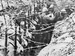 Vyznamenání francouzského vojska v zákopech na Sommě ve Franciii v r. 1916. Jedna z nejkrvavějších bitev 1. světové války si vyžádala na jeden milion lidských životů.
